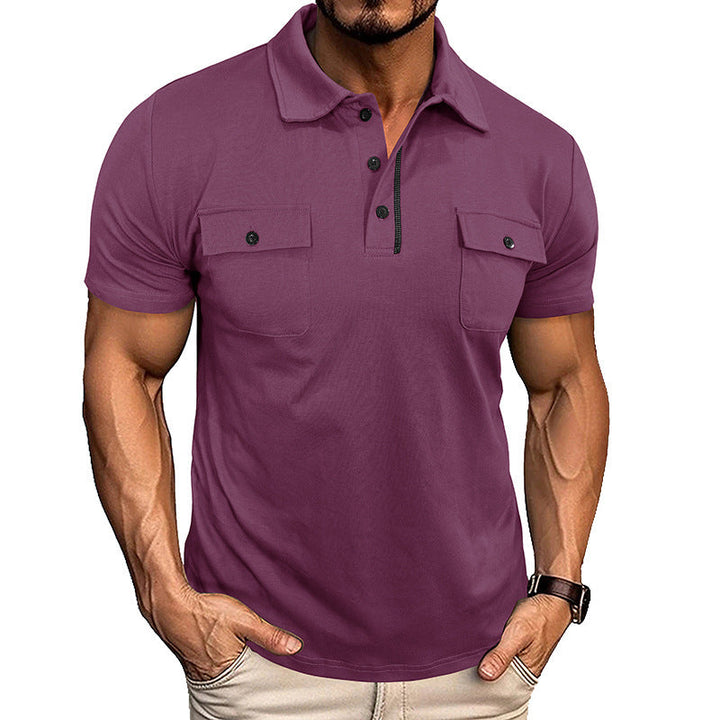 Modieuze details van een heren zomer poloshirt met knopen