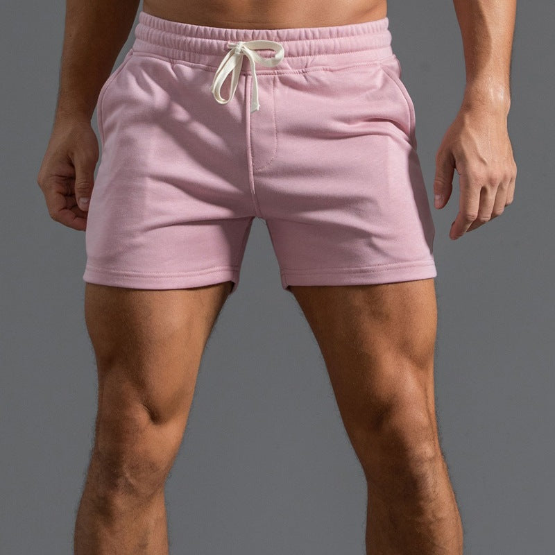 Detail van de moderne pasvorm en flexibele stof van deze comfortabele heren short, ideaal voor de zomer.