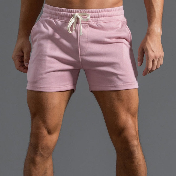 Detail van de moderne pasvorm en flexibele stof van deze comfortabele heren short, ideaal voor de zomer.