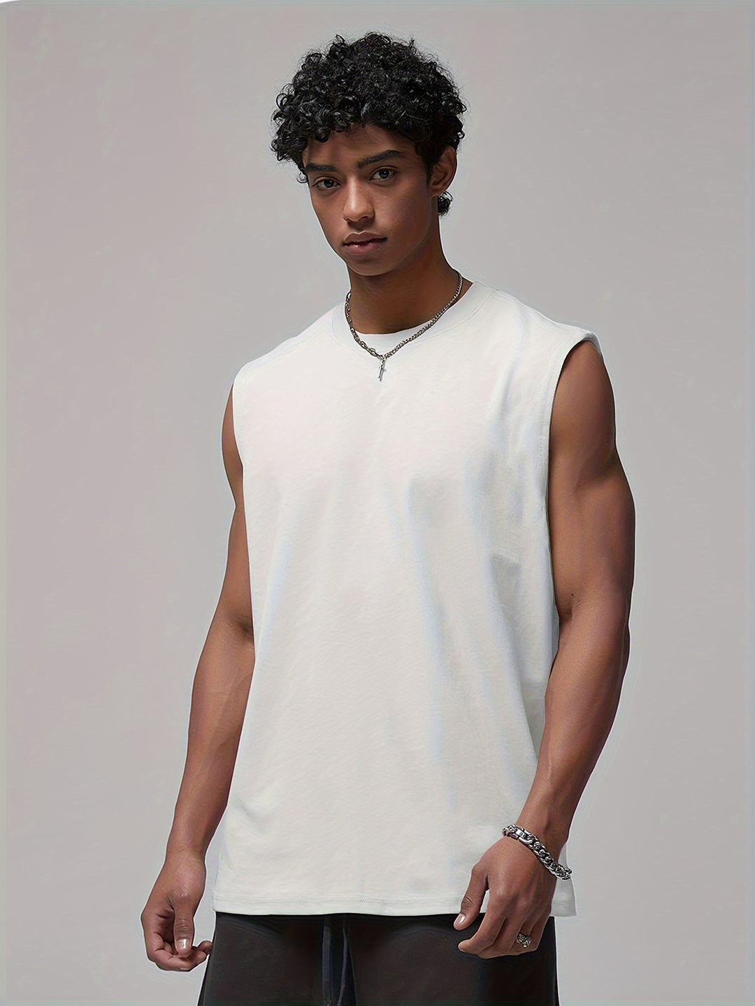 Witte heren tanktop, mouwloos en lichtgewicht, ideaal voor zomerse casual outfits. Ademend en regular fit.