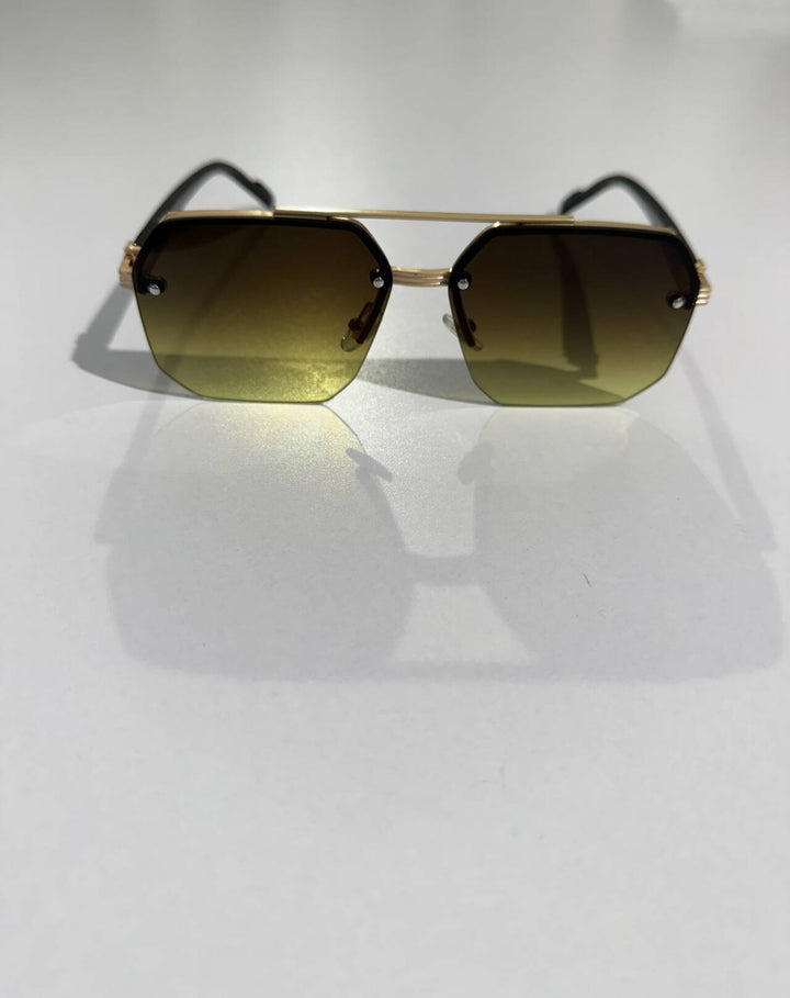 Unisex model draagt de halfrandloze zonnebril buitenshuis, toont pasvorm en stijl.