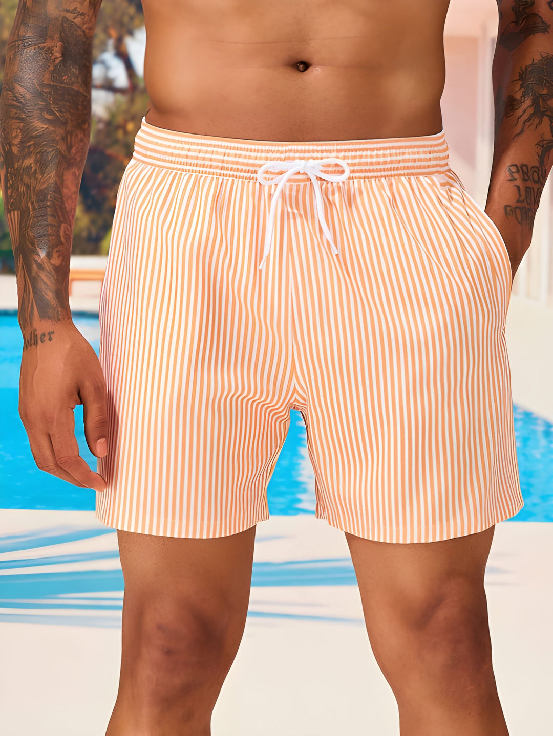 Man draagt gestreepte heren zwemshort, trendy en comfortabele zwemkleding voor de zomer.