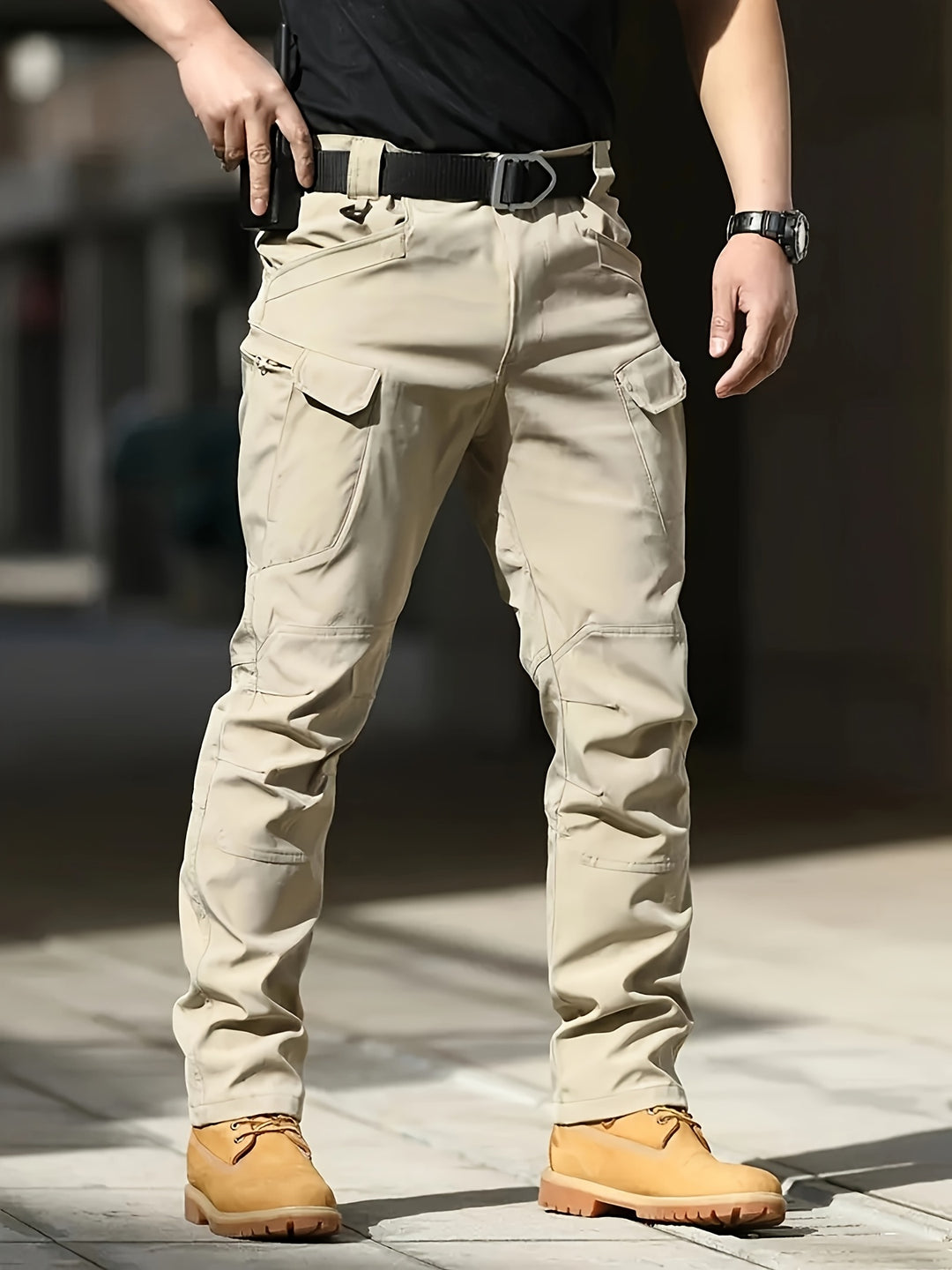 Man draagt een khaki cargobroek voor outdoor en dagelijks gebruik