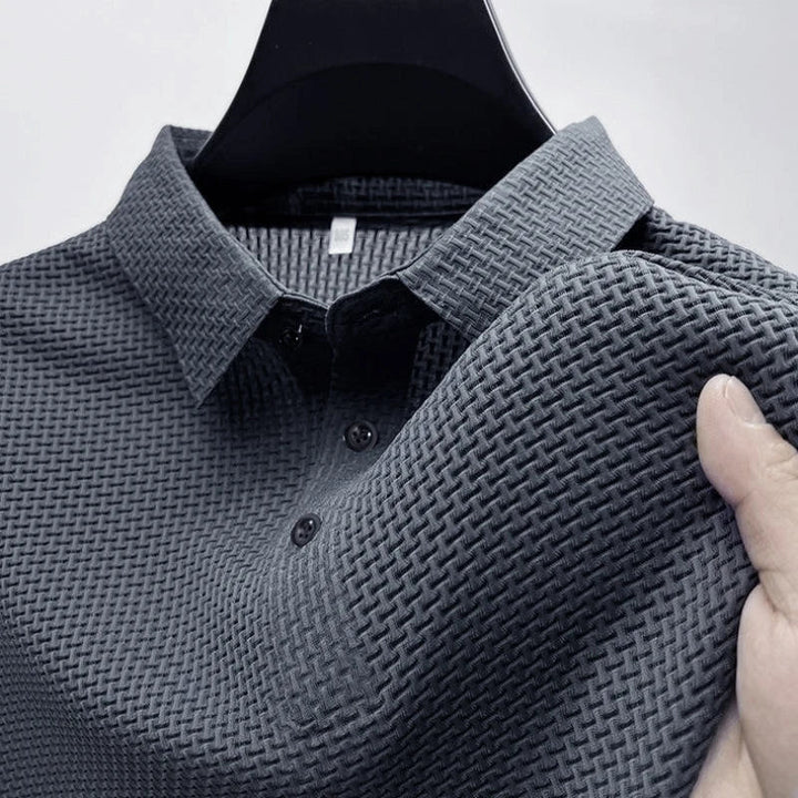 Stijlvolle herenpolo met klassiek design en polokraag, perfect voor herenkleding.