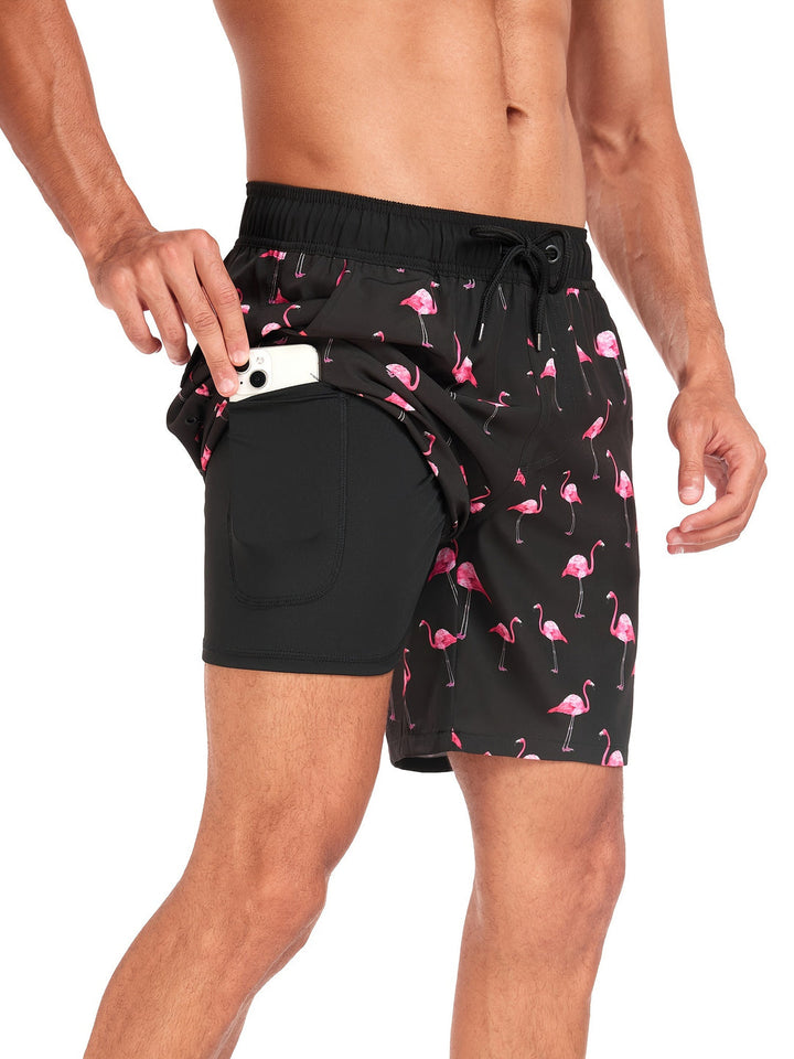 Close-up van de unieke Hawaiiaanse flamingo print op een sneldrogende heren zwemshort. Ideaal voor zomer.