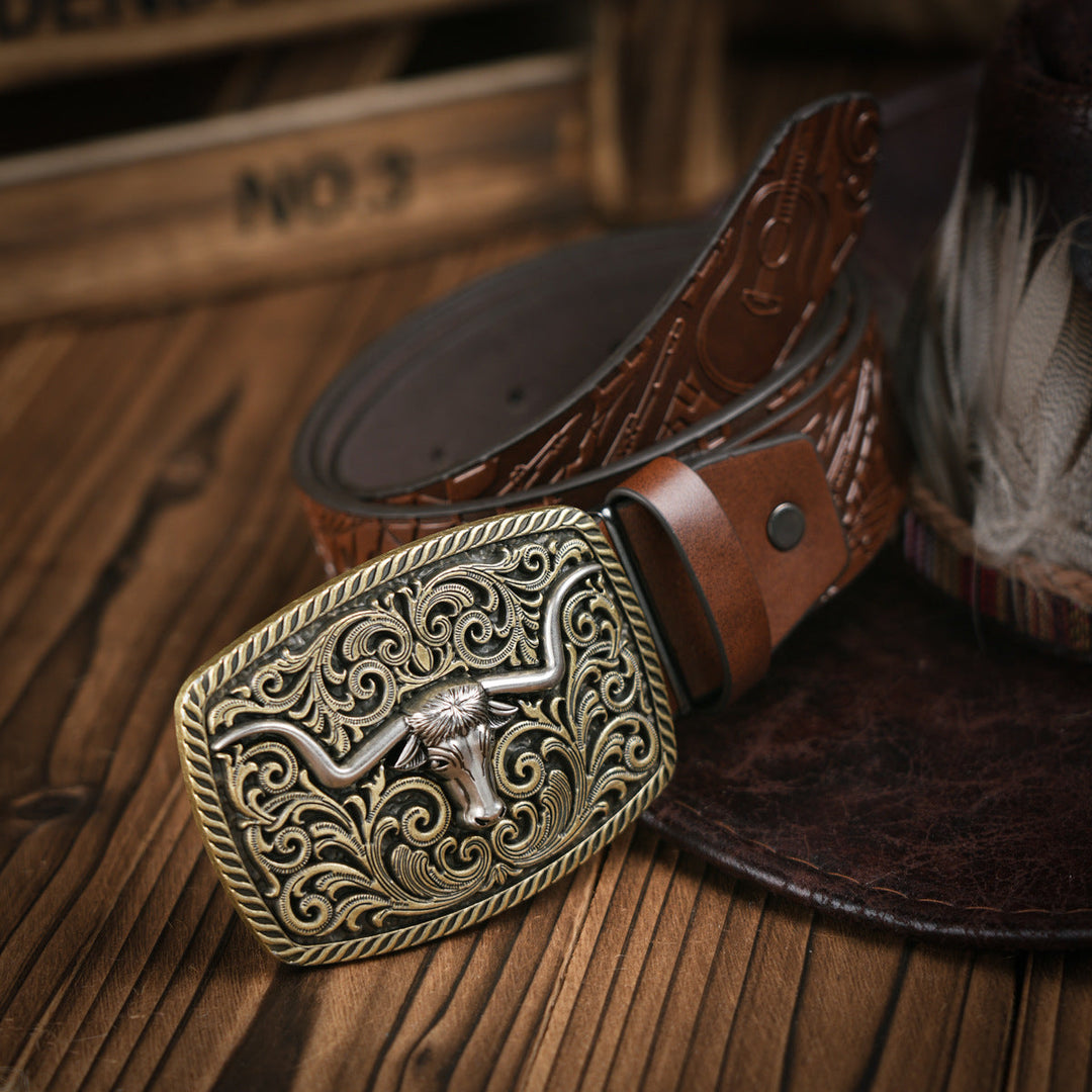Herenriem in westernstijl op witte achtergrond; een tijdloos en stijlvol accessoire voor mannen.