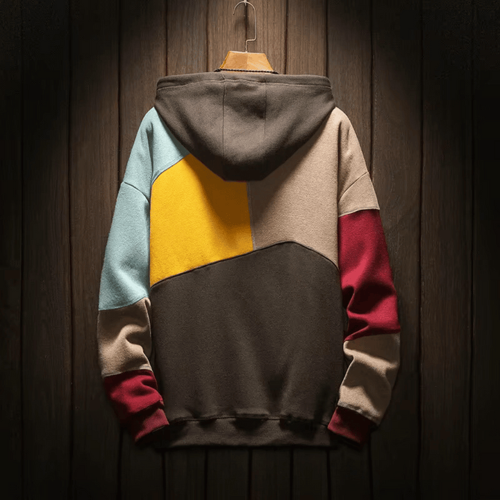 Detail van het unieke en kleurrijke patchwork patroon op de heren hoodie.