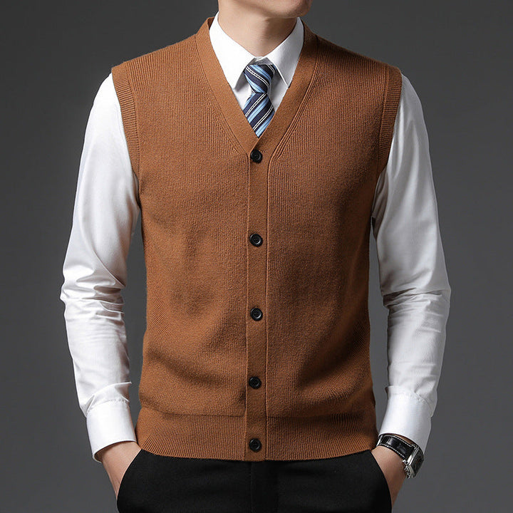 Man draagt formeel heren vest slim fit met V-hals, perfect voor een zakelijke outfit of gala gelegenheid.