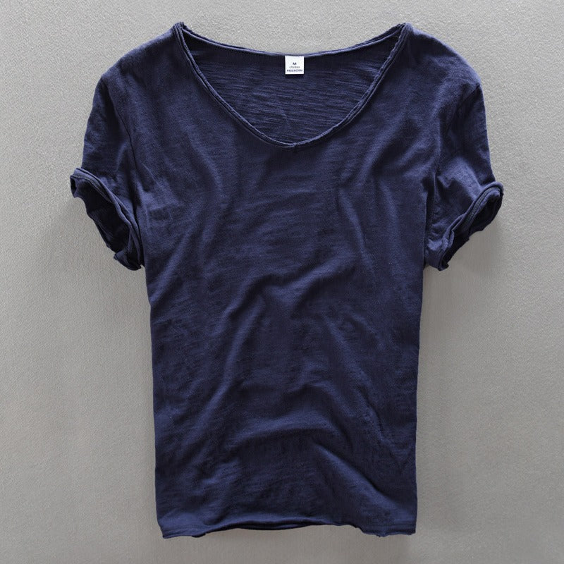 Heren T-shirt met diepe V-hals in donkergrijs, ideaal voor een relaxte zomerse look.