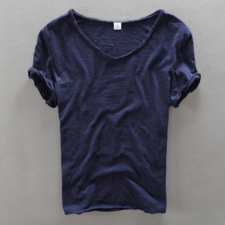 Heren T-shirt met diepe V-hals in donkergrijs, ideaal voor een relaxte zomerse look.