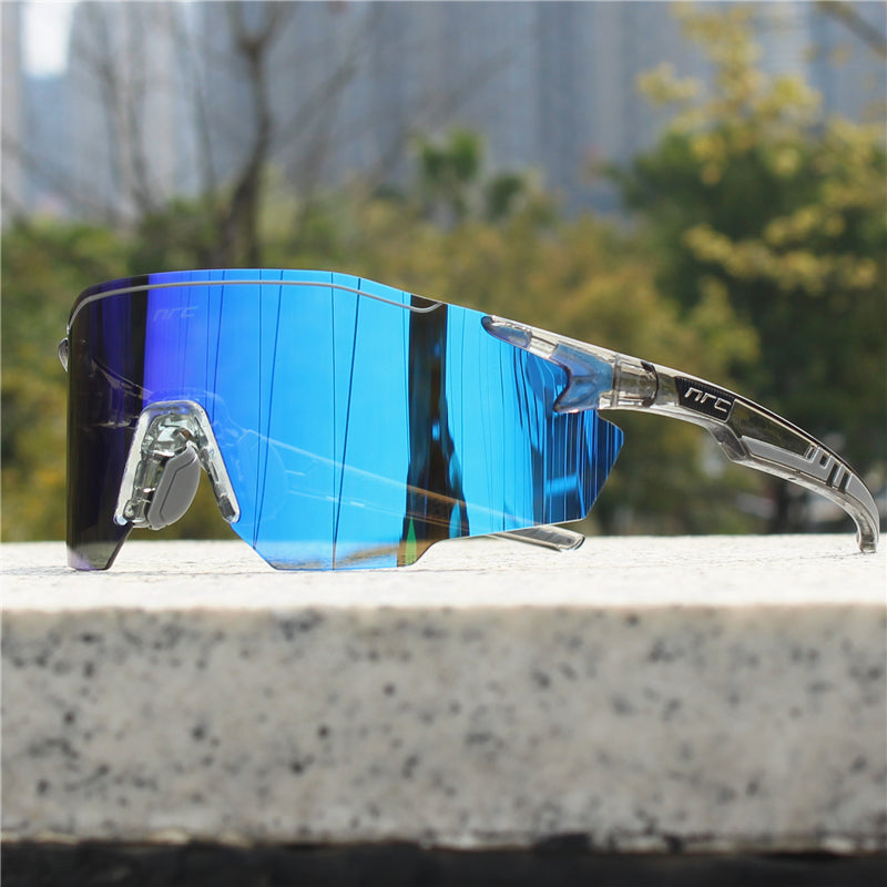 Blauwe sportzonnebril met spiegelende glazen en lichtgewicht frame