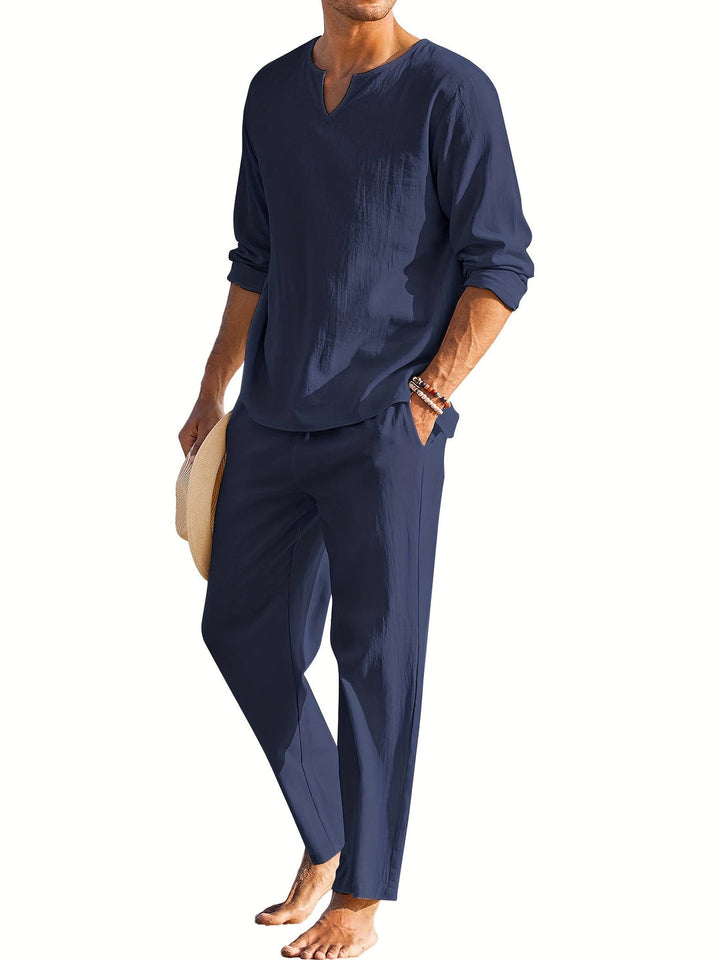 Comfortabele blauwe heren zomerset, bestaande uit een shirt met lange mouwen en bijpassende broek, voor een casual look.