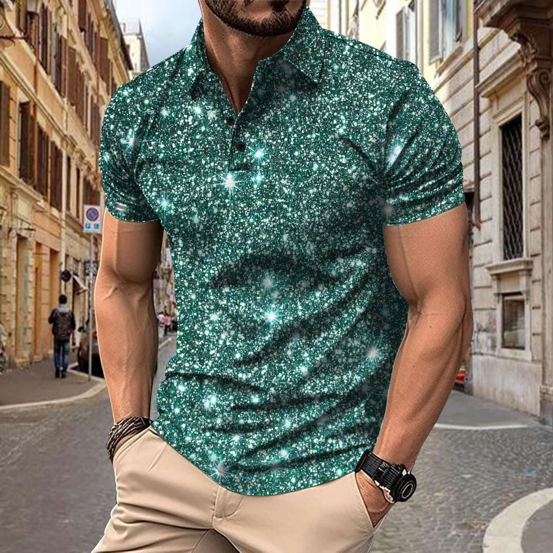 Groen heren polo shirt met digitale sterrenprint gedragen in de stad