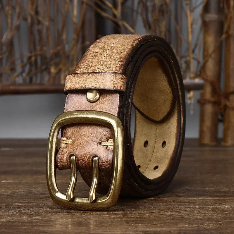 Bruine retro herenriem van duurzaam runderleer met robuuste dubbele messing gesp, perfect voor elke look.
