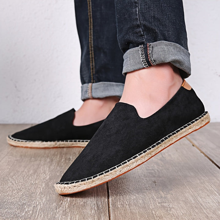Man draagt ademende zwarte heren loafers, perfect voor een casual zomeroutfit.
