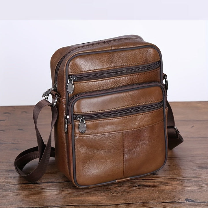 Stijlvolle heren schoudertas van echt rundleer, ideaal als zakelijke of casual accessoire.