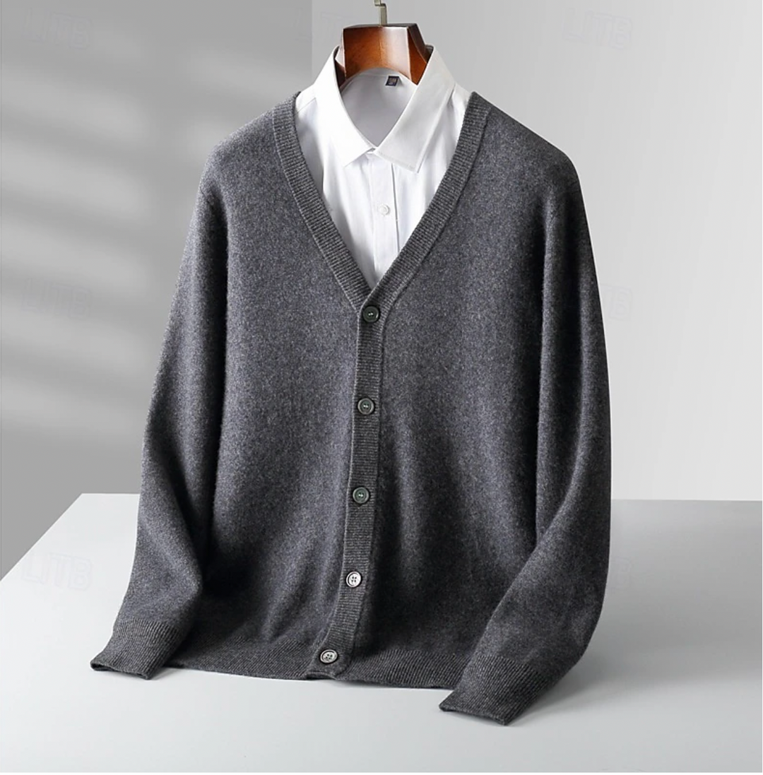 Tijdloos heren V-hals vest met knoopsluiting. Comfortabel en warm, ideaal voor een klassieke look.