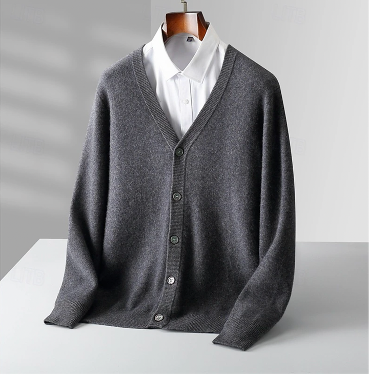 Tijdloos heren V-hals vest met knoopsluiting. Comfortabel en warm, ideaal voor een klassieke look.
