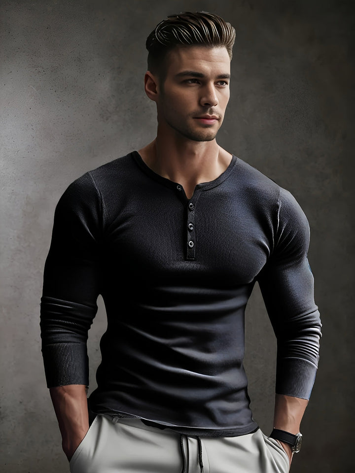 Heren shirt met lange mouwen en knoopdetail bij de hals, ideaal voor elk seizoen.