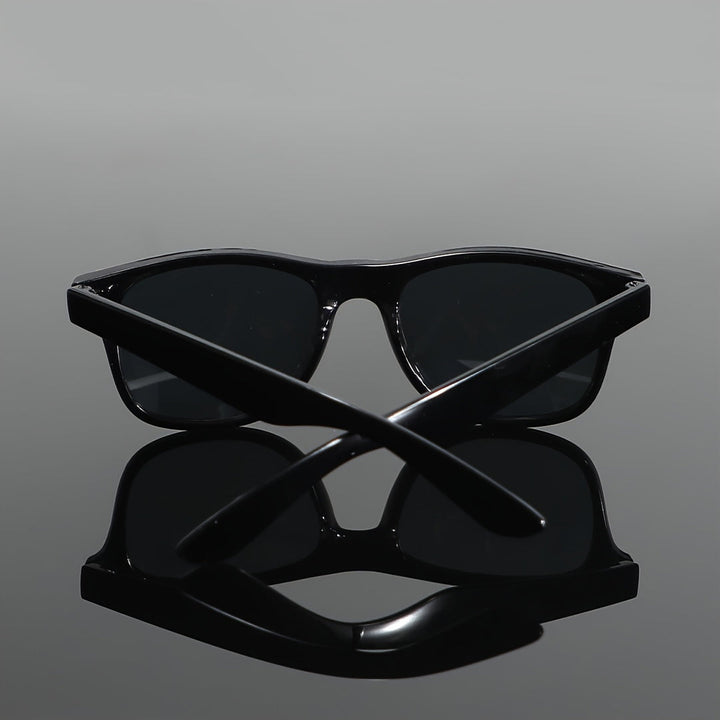 Retro zonnebril voor heren met anti-reflectie coating, liggend op een neutraal oppervlak.