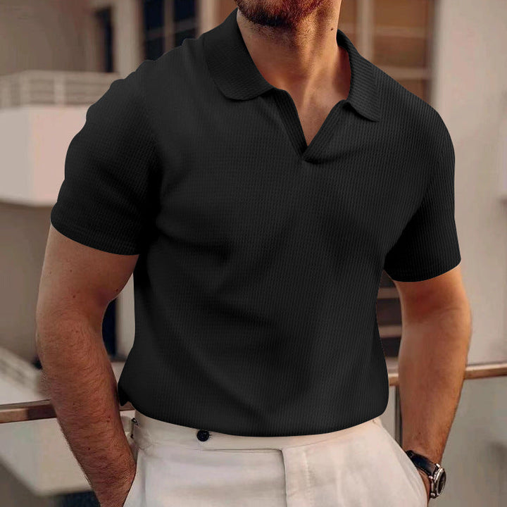 Man draagt een comfortabele heren polo met korte mouwen en grid textuur, perfect voor een stijlvolle casual look.
