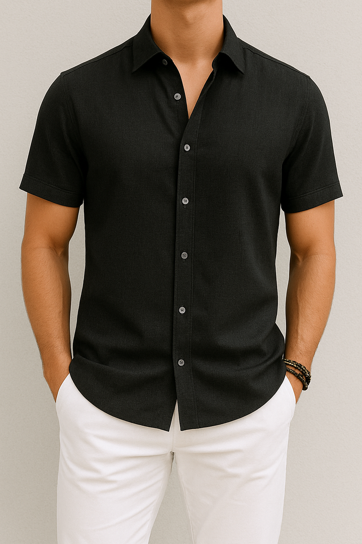 Man draagt een zwart heren overhemd met korte mouwen voor een casual look