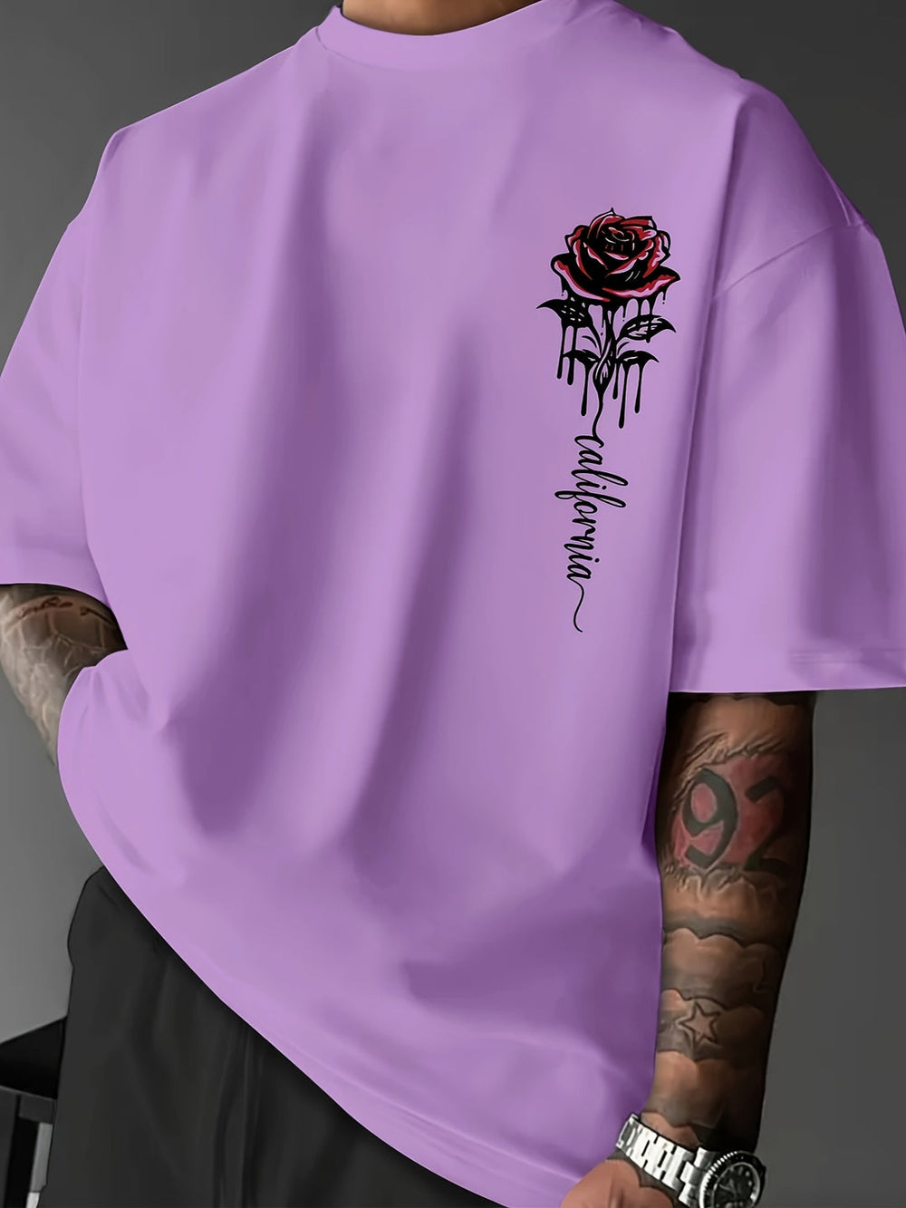 Casual heren t-shirt met paarse rozenprint. Perfect voor de zomer, met een losse pasvorm en comfortabele ronde hals.
