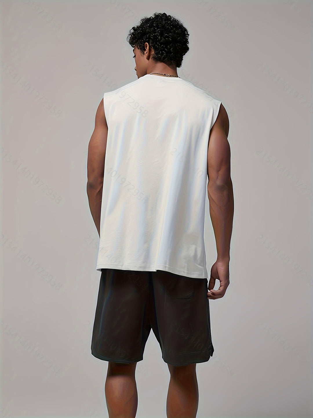 Basic mouwloze heren tanktop met regular fit, geschikt voor casual zomerkleding. Comfortabel en lichtgewicht.