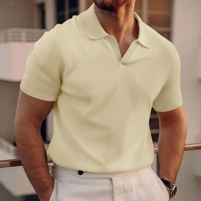 Detail van een effen heren polo met comfortabele grid textuur, ideaal voor een casual, stijlvolle zomerlook.