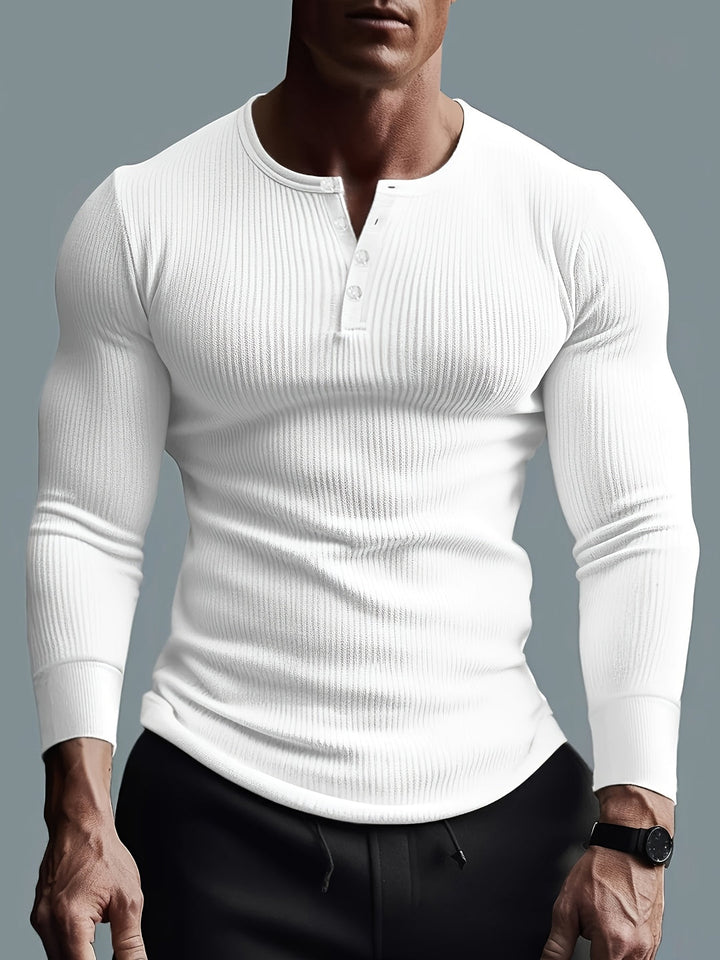 Model draagt een wit slim fit ribbel shirt voor heren, toont de pasvorm en ronde hals met knopen.
