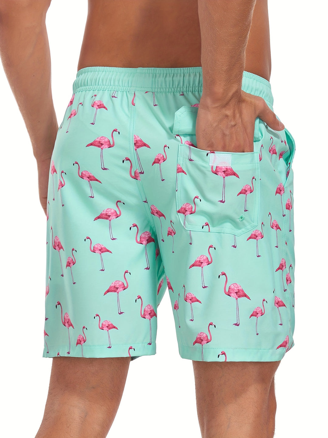 Achterzijde van een heren zwembroek met trendy Hawaiiaanse flamingo print. Sneldrogende strandmode voor de zomer.