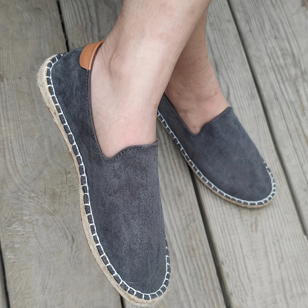 Bovenaanzicht van ademende zwarte heren loafers, handgemaakt en klaar voor de zomer.