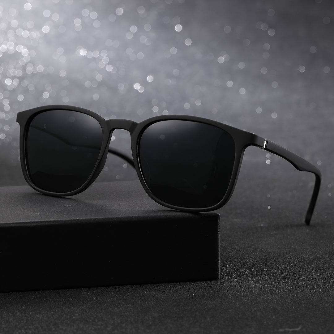 Heren zonnebril met gepolariseerde lenzen en UV-bescherming, ideaal voor casual en tijdloze mode.