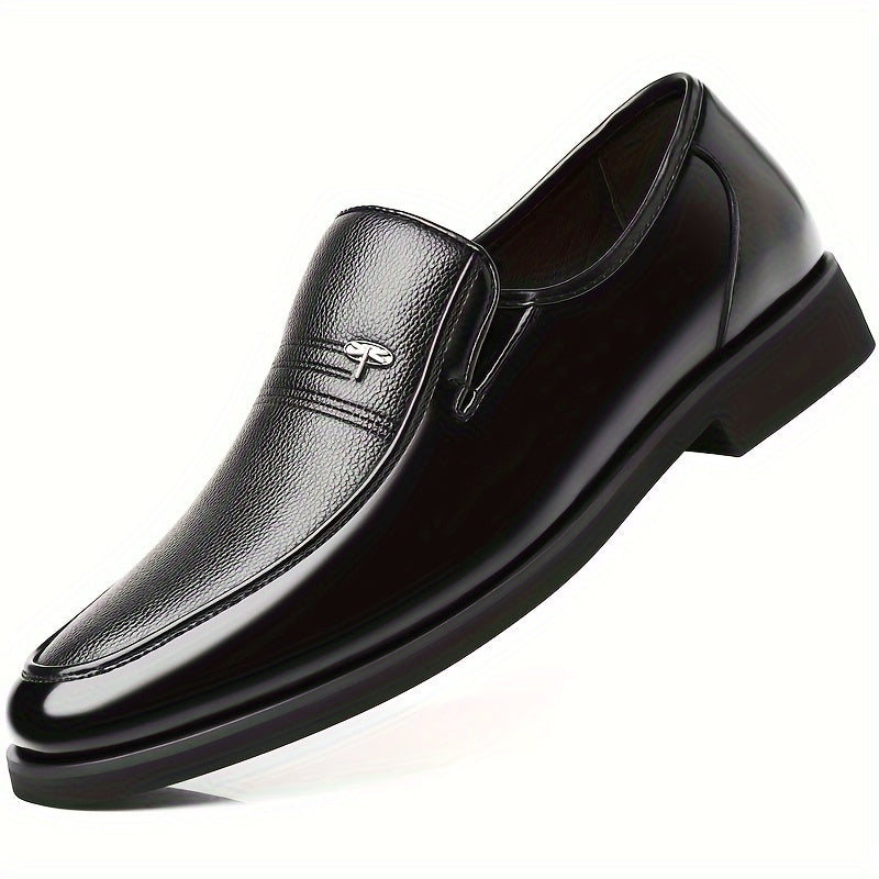Gedetailleerde close-up van een luxe bruine heren loafer; toont vakmanschap en comfortabele slip-on pasvorm.