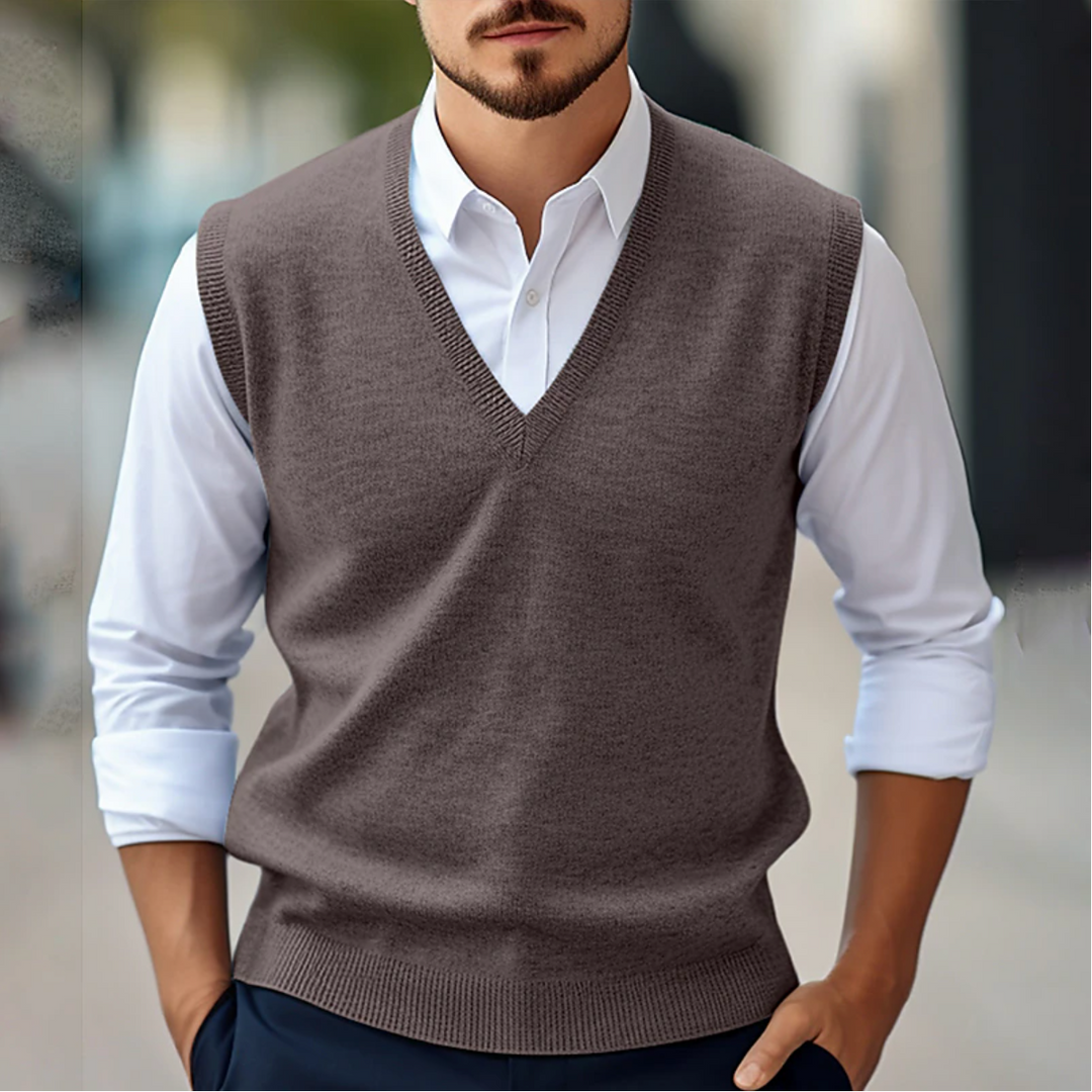 Comfortabele heren mouwloze v-hals trui, ideaal voor een lagenlook. Warm smart casual vest wintermode.