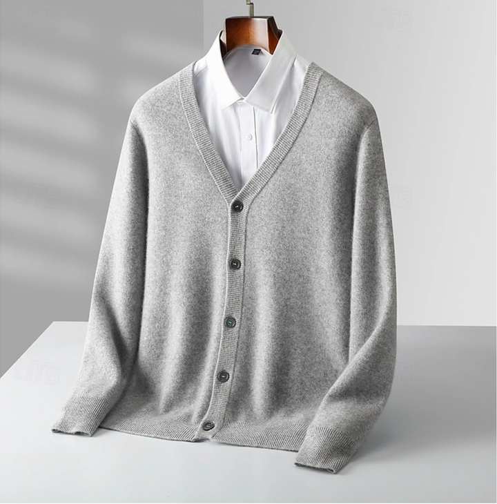Stijlvol herenvest met knopen. Veelzijdig, casual-elegant en geschikt voor zowel herfst als winter.