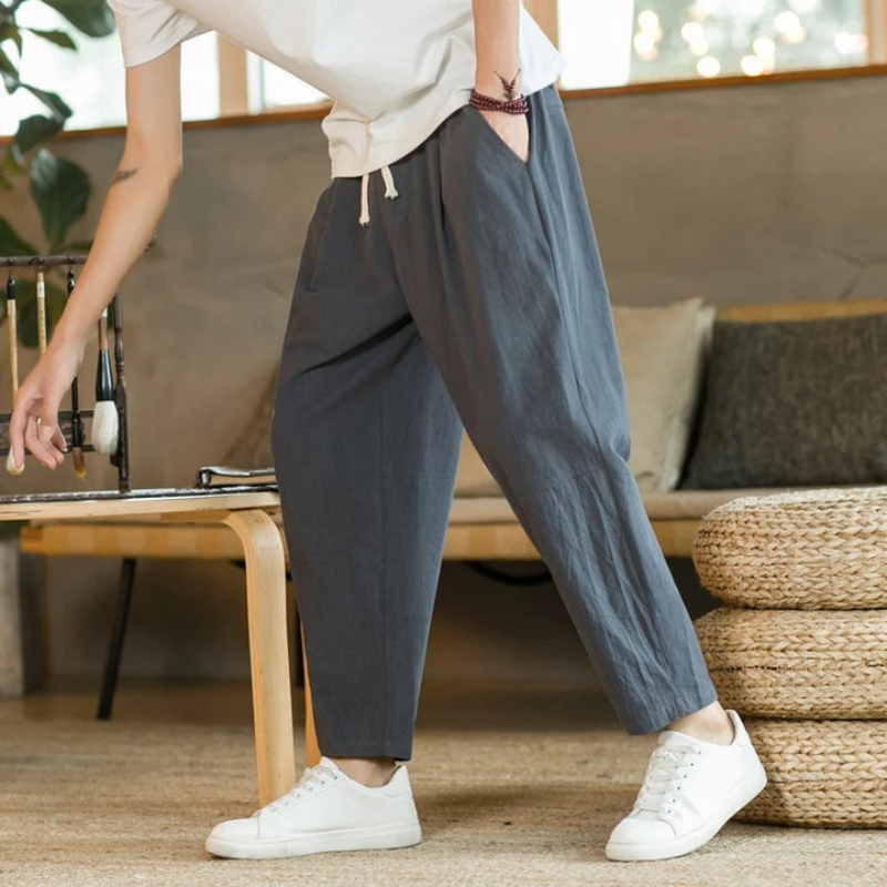 Man draagt een stijlvolle grijze heren casual broek met rechte pijpen