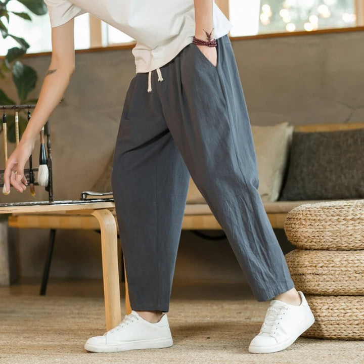 Man draagt een stijlvolle grijze heren casual broek met rechte pijpen