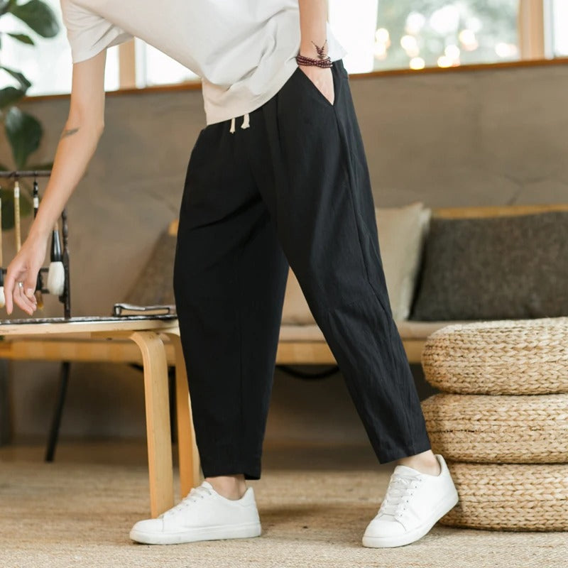 Man draagt een comfortabele zwarte heren casual broek