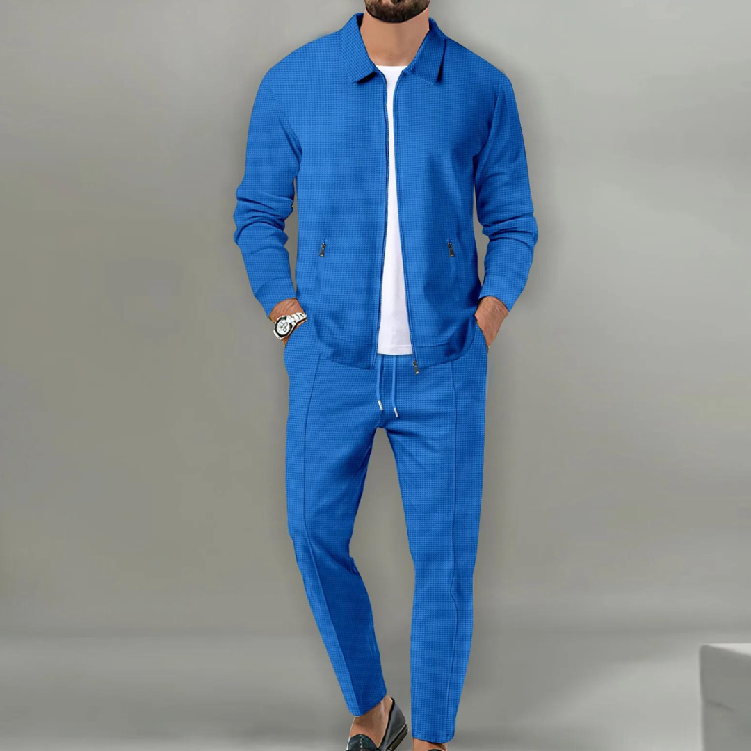 Moderne casual herenkleding trainingspak getoond in volledige lengte voor sport en ontspanning