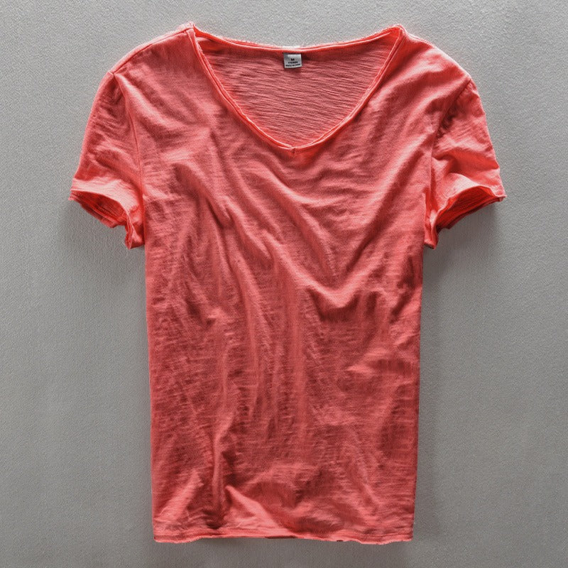 Comfortabel rood heren V-hals T-shirt platliggend, met aandacht voor de fijne textuur.