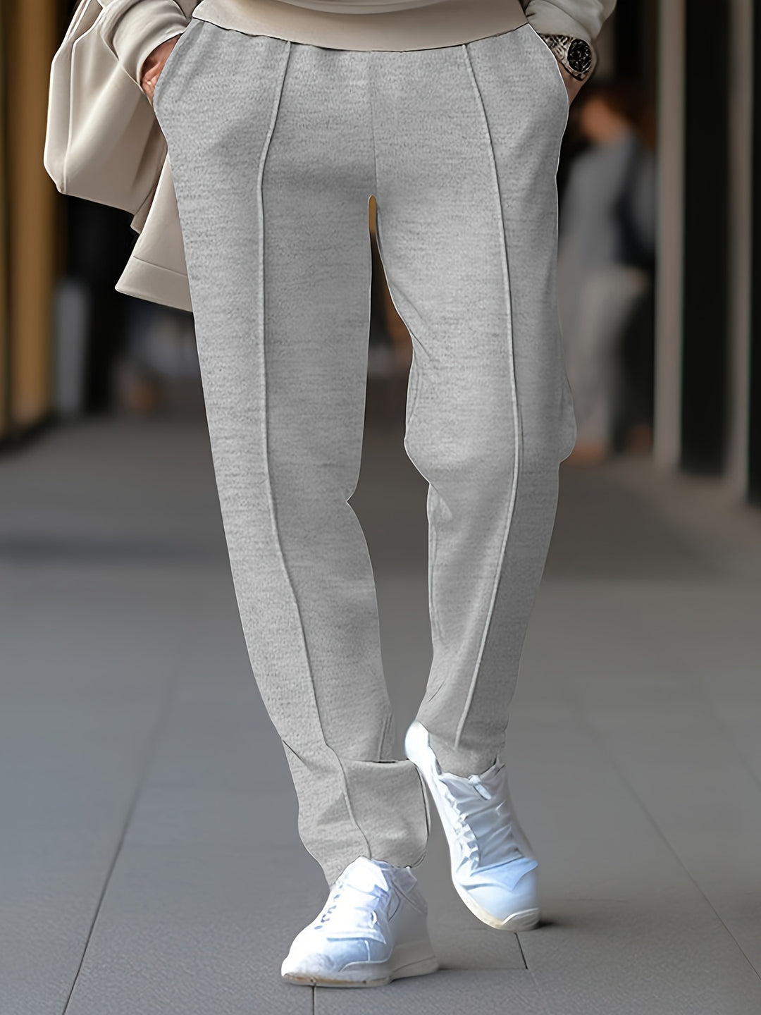 Detail van de lichtgewicht heren sportbroek met trekkoord, benadrukt de ademende stof en comfortabele pasvorm.
