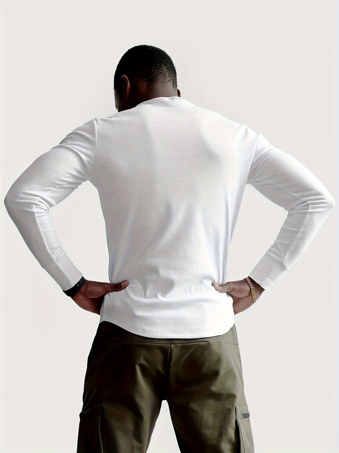 Close-up van de geribbelde textuur van het slim fit herenshirt, voor een moderne uitstraling.