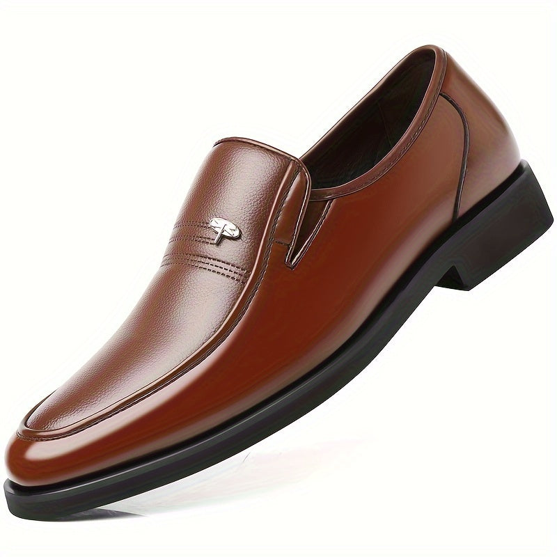 Zij-aanzicht van een klassieke bruine heren loafer, een tijdloze slip-on schoen voor comfortabel dagelijks gebruik.