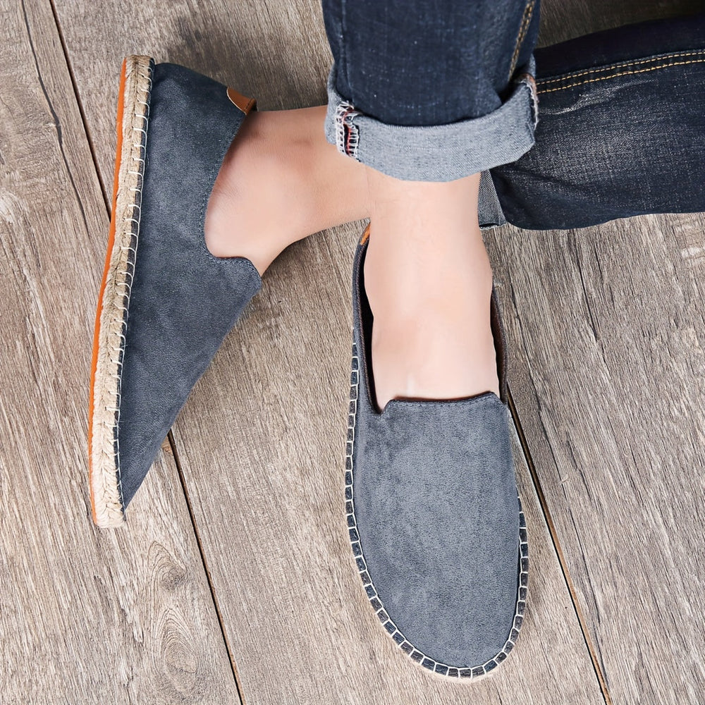 Detail van handgemaakte heren loafers, lichtgewicht en ademend voor lente/zomer.