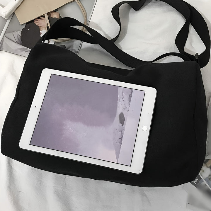 Zwarte slingbag met tablet erop voor demonstratie van de ruimte