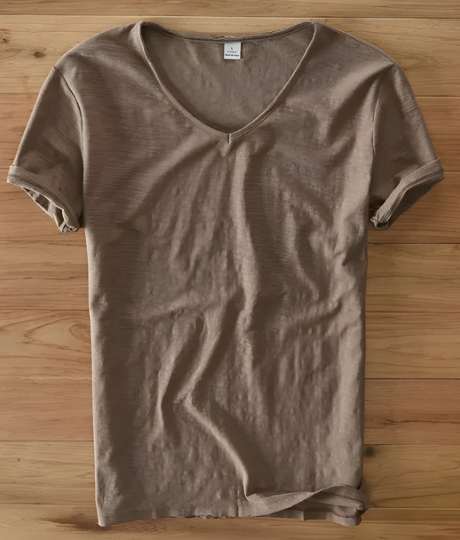 Close-up van de diepe V-hals van het heren T-shirt, toont de nette afwerking en casual stijl.