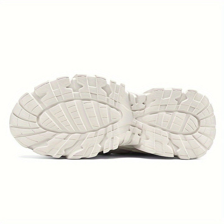 Populaire heren sneakers met dikke zool getoond vanuit een hoek