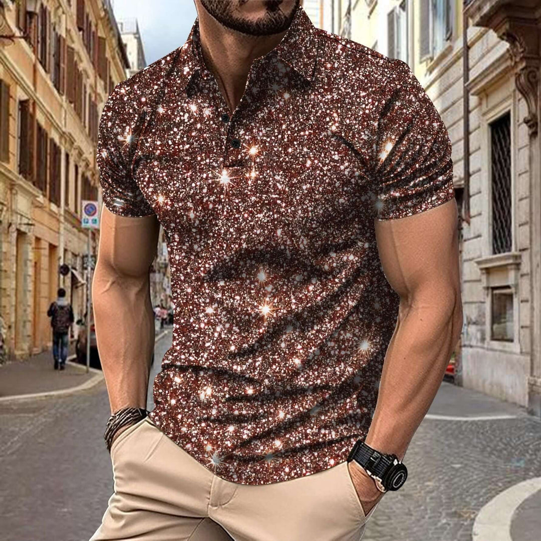 Detailopname van casual zomerkleding herenmode polo met opvallend stervend patroon