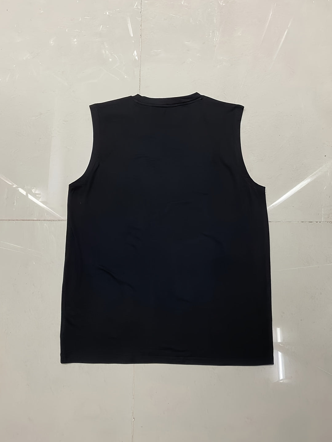 Mouwloze heren tanktop voor de zomer, lichtgewicht en ademend. Perfect voor casual warme dagen in wit of zwart.